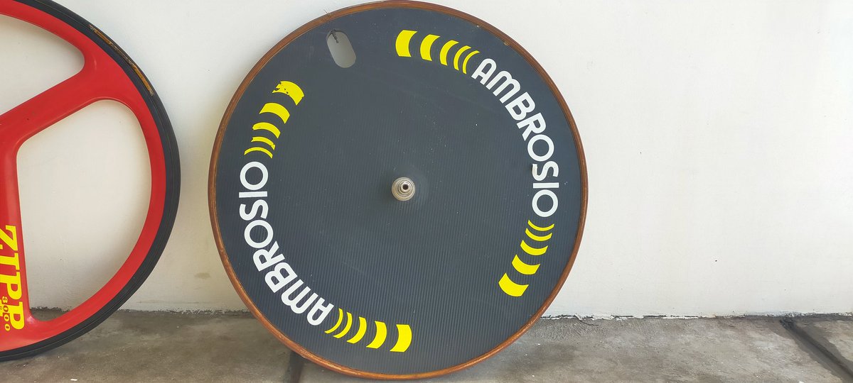 kevdrian's tweet photo. WTS rear disc wheel 700c Ambrosio tubular 
Inc. cog 15t + lockring
Kondisi perlu ganti ban, stiker mulai copot.
10jt nego.
Lokasi Cisauk, Kab. Tangerang. 

Cek langsung ke lokasi buat liat kondisi.
#fnfjb
https://t.co/Jaf3NuDtGJ https://t.co/E6fDa43kii
