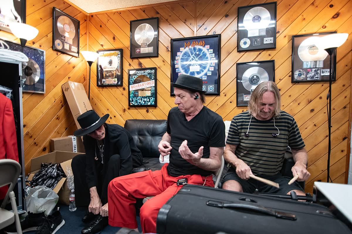 Photo preview: The Book of BEAT — a new photo collection by Tony Levin capturing the band performing the music of King Crimson live in concert. Featuring 188 stunning images from the 2024/25 BEAT tours.
Pre-order now — orders ship in December!
￼
 tonylevinmusic.com/the-book-of-be…