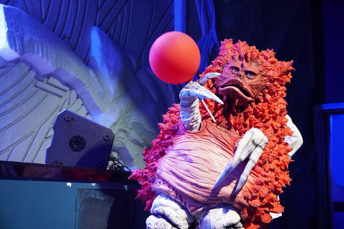 251107 in 上海海昌海洋公园「奥特英雄 怪兽研究所的危机」

ヒーローたちが戦っている間、ピグモンも応援していた！