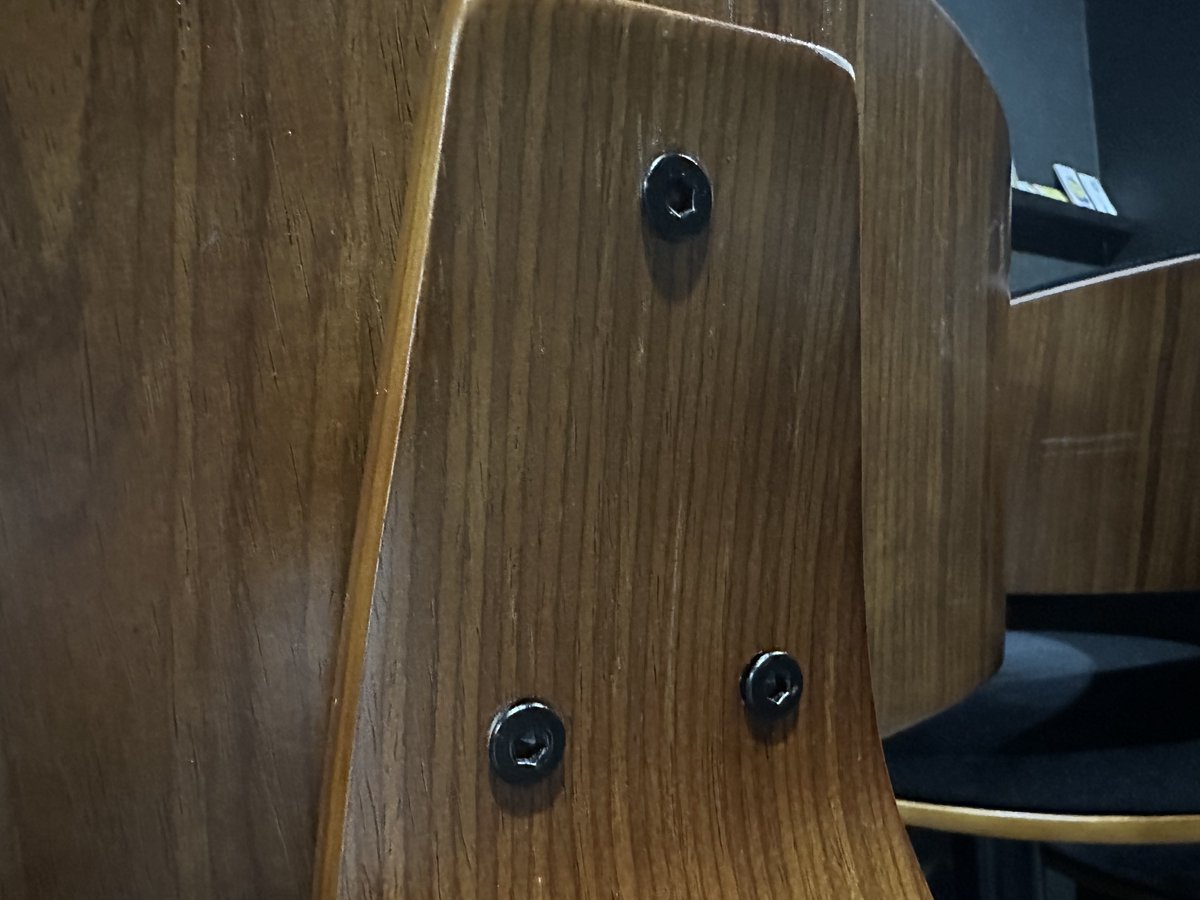 <a href="/Studio_TFS/">Studio TFS名古屋</a> 
右から何個目の椅子でしょうか