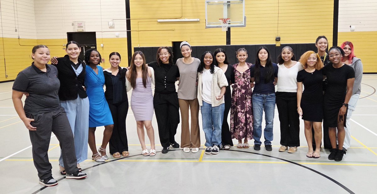 girls_woods's tweet image. Love seeing the team bonding and having a good time. Had a great time bowling! #funtimes #bonding @SpringWoodsHigh #WE #blessed 💛🖤😁🙏🏾