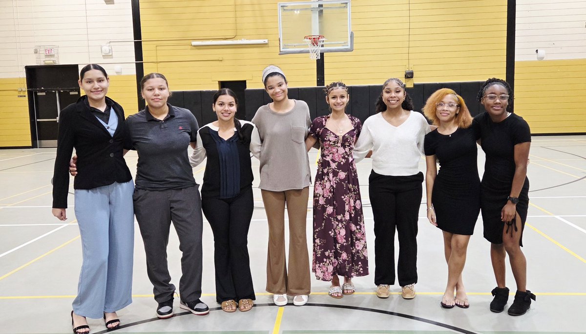 girls_woods's tweet image. Love seeing the team bonding and having a good time. Had a great time bowling! #funtimes #bonding @SpringWoodsHigh #WE #blessed 💛🖤😁🙏🏾