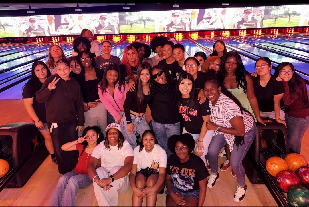 girls_woods's tweet image. Love seeing the team bonding and having a good time. Had a great time bowling! #funtimes #bonding @SpringWoodsHigh #WE #blessed 💛🖤😁🙏🏾