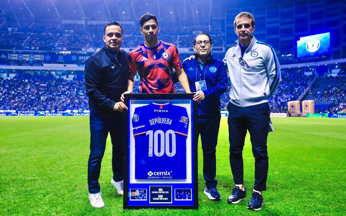 CruzAzul's tweet photo. ¡Felicidades por tus 1️⃣0️⃣0️⃣ partidos con La Máquina, Sepu! 💙

#AzulDePorVida https://t.co/ilNy8Uqhjm