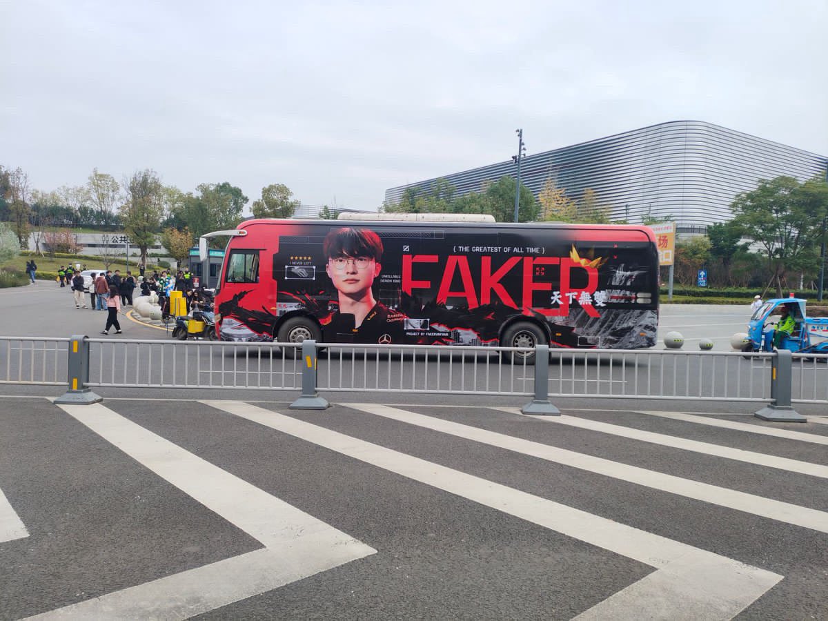 orynnscallteam's tweet photo. The Faker Bus has arrived at the stadium. Get ready to check in! 🍀🍀🍀🍀🍀👑

#Faker #T1WIN #Chengdu #Worlds2025  #FakerVNFans #FakerBus https://t.co/FB7nXGdWqG