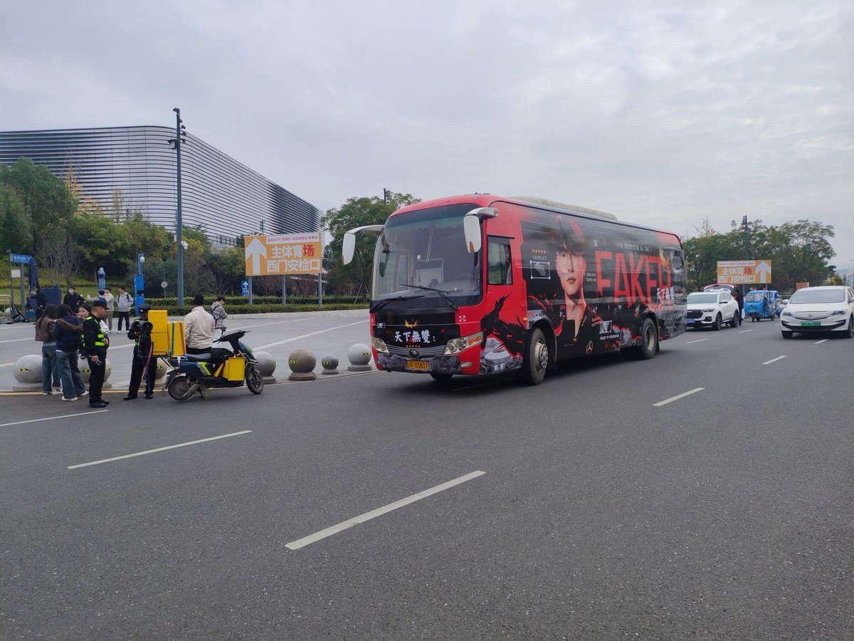 orynnscallteam's tweet photo. The Faker Bus has arrived at the stadium. Get ready to check in! 🍀🍀🍀🍀🍀👑

#Faker #T1WIN #Chengdu #Worlds2025  #FakerVNFans #FakerBus https://t.co/FB7nXGdWqG