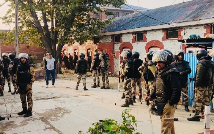 RisingKashmir's tweet image. #CIK conducts widespread raids across #Kashmir; suspects detained for questioning

@JmuKmrPolice

 risingkashmir.com/cik-conducts-w…