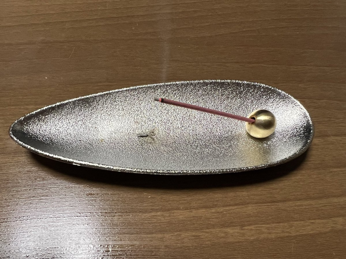 やっとお香立てが届きました✨
湯呑みでするより雰囲気良いね👍
リラックスしたい時に使ってます。
このお香長さは短いので
あっという間に終わっちゃうw
#お香　#空間浄化 #リラックス