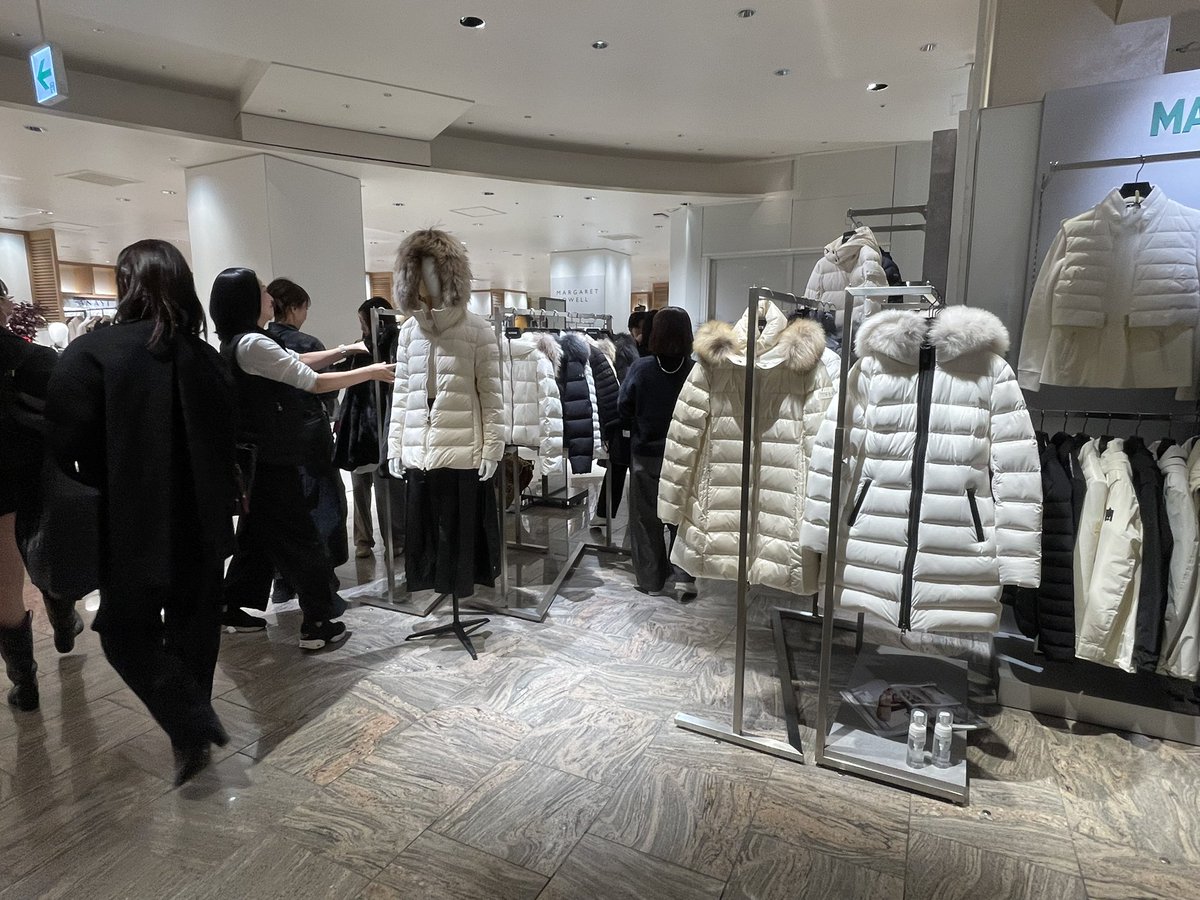 fleur85172820's tweet image. ずっと気になっていたダウン🧥
友人と新大久保で会う日が、新宿のポップアップ開催と偶然重なり立ち寄ってきました。軽やかで暖かく、シルエットも綺麗で大満足。
THE STANDのトリュフチョコは、シャンパーニュと合わせると至福のマリアージュ♡
その後もひとり買い物三昧🛍️

#伊勢丹新宿　
#MACKAGE