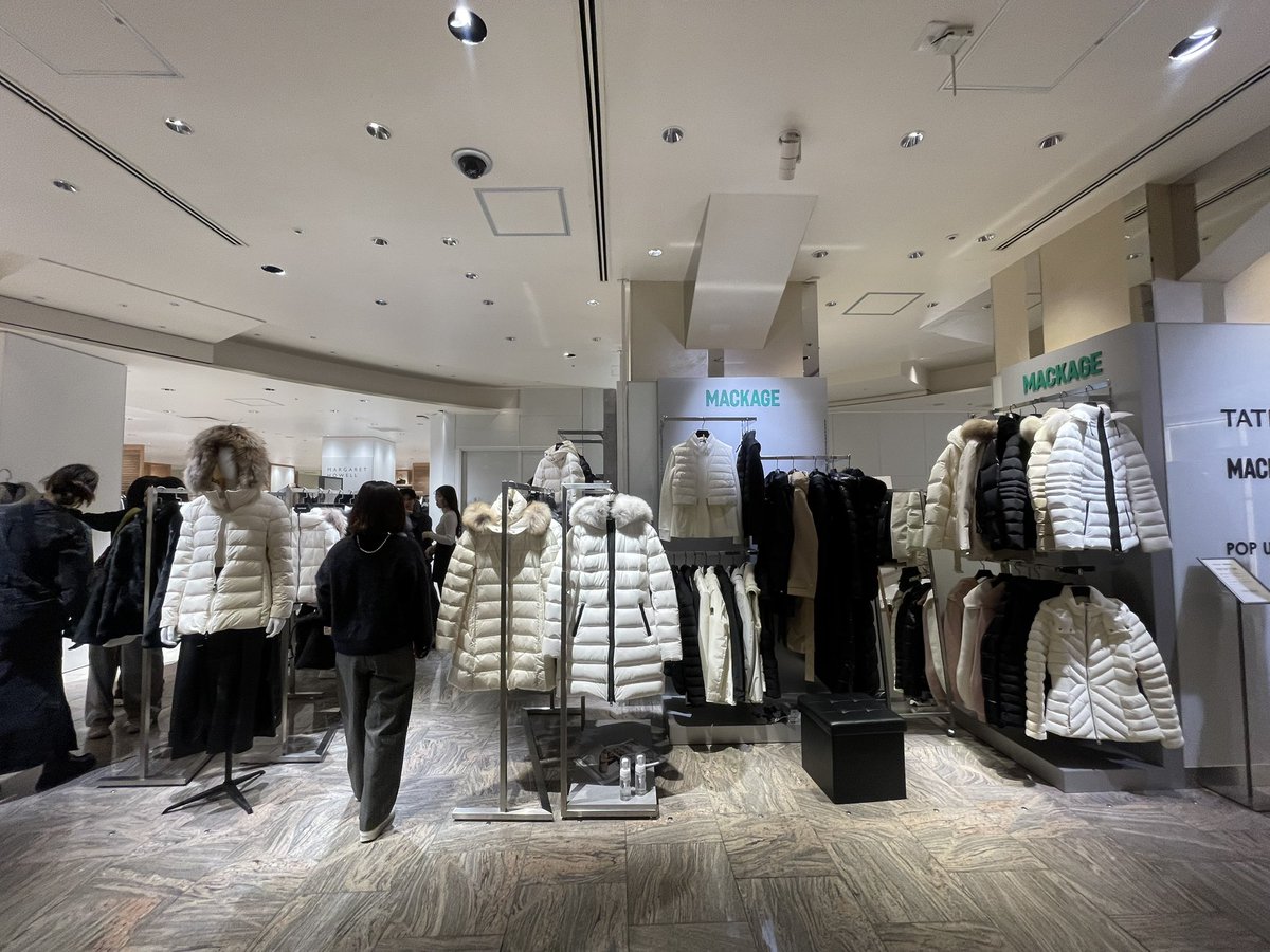 fleur85172820's tweet image. ずっと気になっていたダウン🧥
友人と新大久保で会う日が、新宿のポップアップ開催と偶然重なり立ち寄ってきました。軽やかで暖かく、シルエットも綺麗で大満足。
THE STANDのトリュフチョコは、シャンパーニュと合わせると至福のマリアージュ♡
その後もひとり買い物三昧🛍️

#伊勢丹新宿　
#MACKAGE
