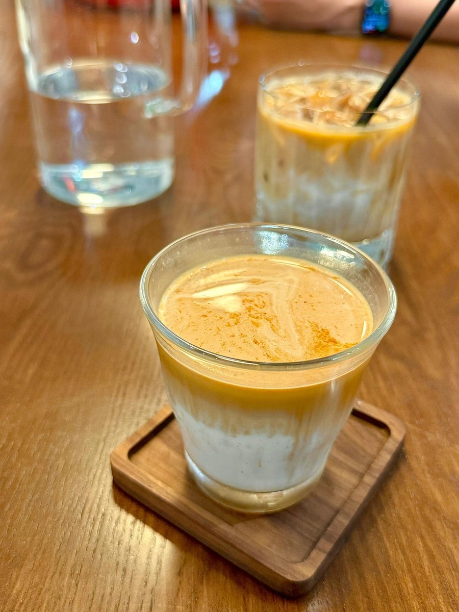 bkcsx76445874's tweet photo. アイスラテ、ひんやりとした味わいが心地よい午後のひととき🍂
冷たい氷とまろやかなミルクが絶妙なバランス✨
カフェで過ごす、ちょっと贅沢な時間。 https://t.co/Y3bFIjeEVC