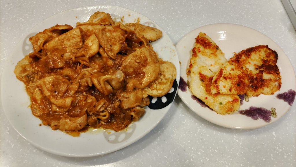 今日までのお肉（大容量）とお魚が30%引きだったので、生姜焼きをど～ん！と焼き、魚はガーリックパン粉焼きしました🌟
今すぐ白いご飯でガツガツ食べたいけど、我慢して明日からのお弁当のおかずにします🤤🤤🤤
お腹すいた〜