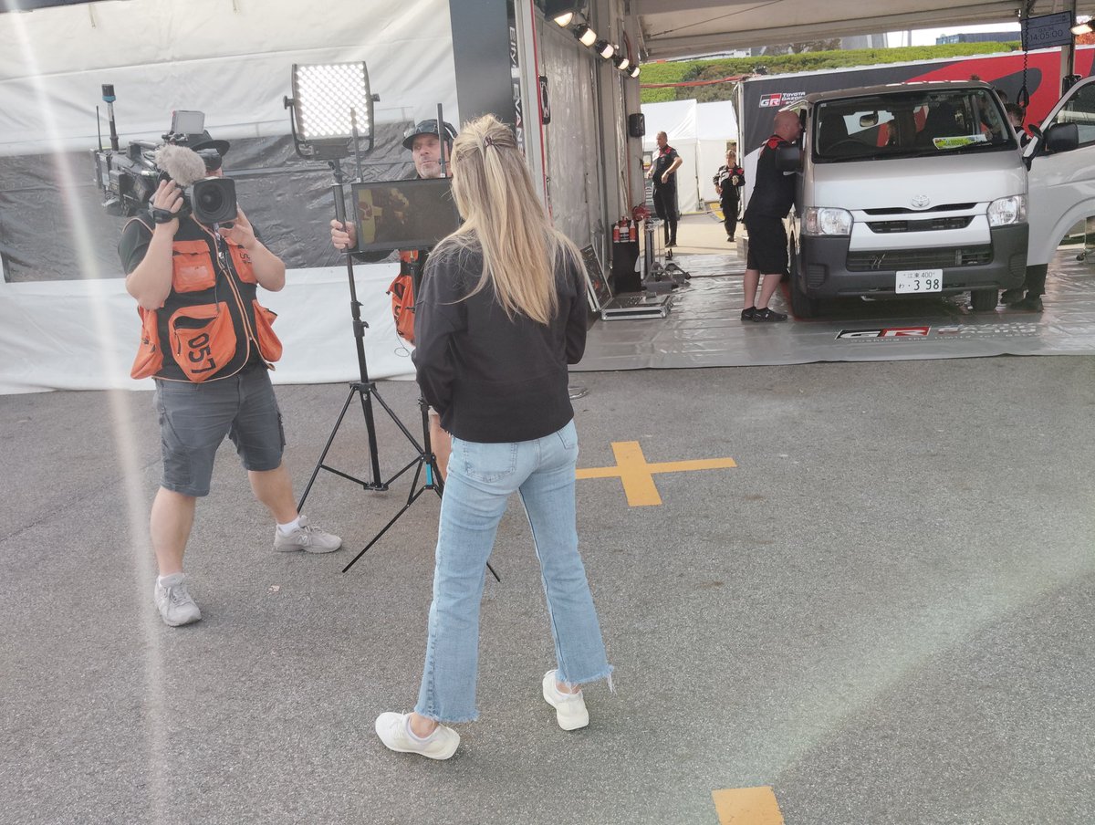 kobafm583's tweet photo. ラリージャパン2025 3日目
滞在記 L𝗲𝗴③
先程のユーロスポーツさんで
ブラーゴ🇮🇹のGRヤリスのエバンス号🏴󠁧󠁢󠁷󠁬󠁳󠁿をGET

画像2枚目
随分先を歩いてるのが野尻選手🤭🏎
ここがサービスパーク👨‍🔧かぁ
(13時時点)マシンは岐阜(恵那)に居るから閑散としてるなぁ… 
 おっ  #Rallytv のクルーが来て
 生中継🎥📡 https://t.co/2tlY0jvzxC