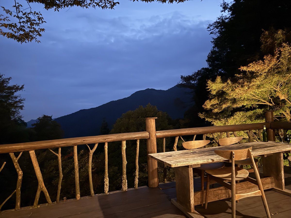 山の上の1日1組限定の貸し切りグランピング。専属シェフがその場で作ってくれた料理❤️「これ！旨い！」連発のコース、山で採れたキノコ、かりんの食前酒、幻の秋川牛。山の中の貸切サウナ。使われている水の源泉は上流の滝から。景色も最高で心の底からリフレッシュ✨週末は心のデトックスでした😊