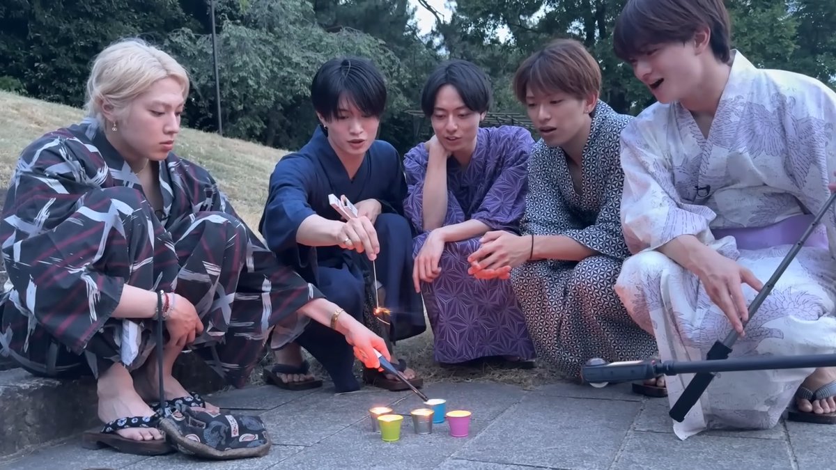 龍我ちゃんがろうそくに火をつけて那須くんが花火をする一見逆に見えてこれが現実なんですよね、