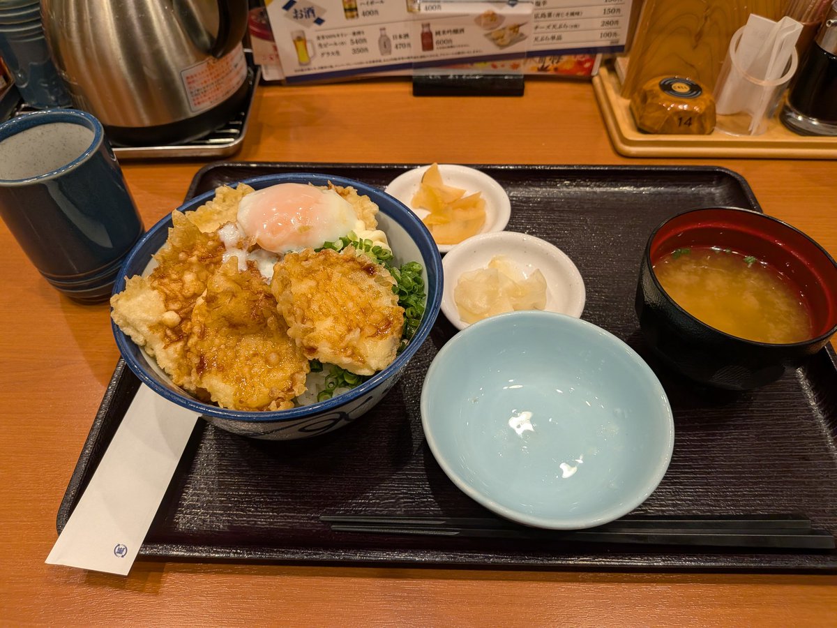 SepdU6yYESP5Iw2's tweet image. #調月音葉に飯テロ
葵タワー地下の #てんや さんで鶏ねぎ天丼にチーズ天ぷらを追加。

小さい鶏天と野菜の天ぷらが載っているのかと思ったら、
大きな鶏天3枚以外は刻み青ねぎしか載っていないというお肉推し全開。

このお店、11/30で閉店しちゃうんですって。寂しいなあ。
