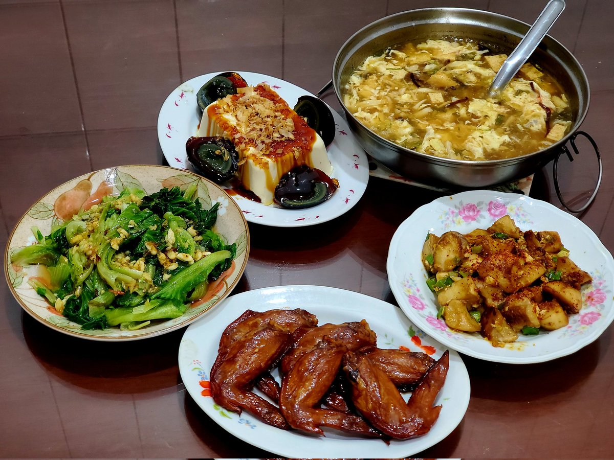 近一個月大家都很忙碌下在一起時間甚少
廚房也就跟著停擺
在外便當取代了在家用餐
家，要成員聚一起用餐才有完整感
感謝家人提供不少蔬菜支援
讓美味豐盛上桌！