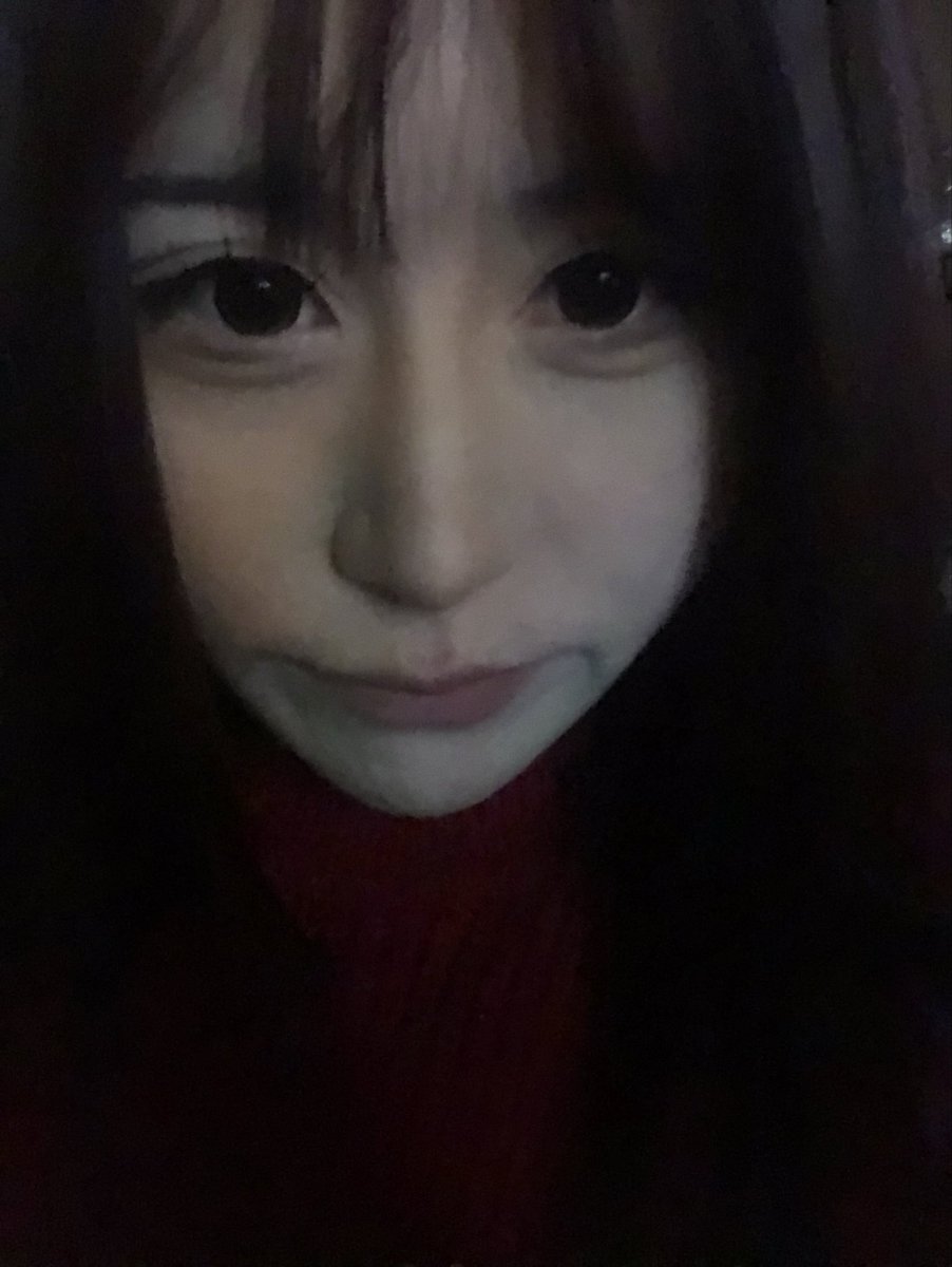 vampire00002's tweet photo. 喝到了早上6点。我现在有点头疼。🥹昨天喝多了，我好像依稀记得，昨天被一个好几年前追我的男生给亲了一下。是因为太久没男朋友的缘故吗？觉得他舌头好软。😬几年前拒绝过他，昨天吃饭喝酒时看到他还有点懵，再然后就是喝多了…然后就不知不觉被亲了一下…呵…🥹笑一下算了… https://t.co/EvaehNegme