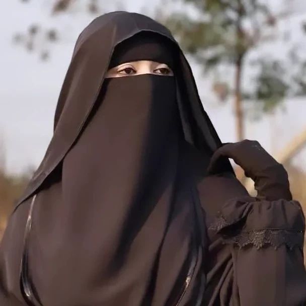 खुद की औकात होगी तो दुनिया कद्र करेगी,

किसी के दाएं बाएं खड़े होने से किरदार ऊंचे नहीं होते !!