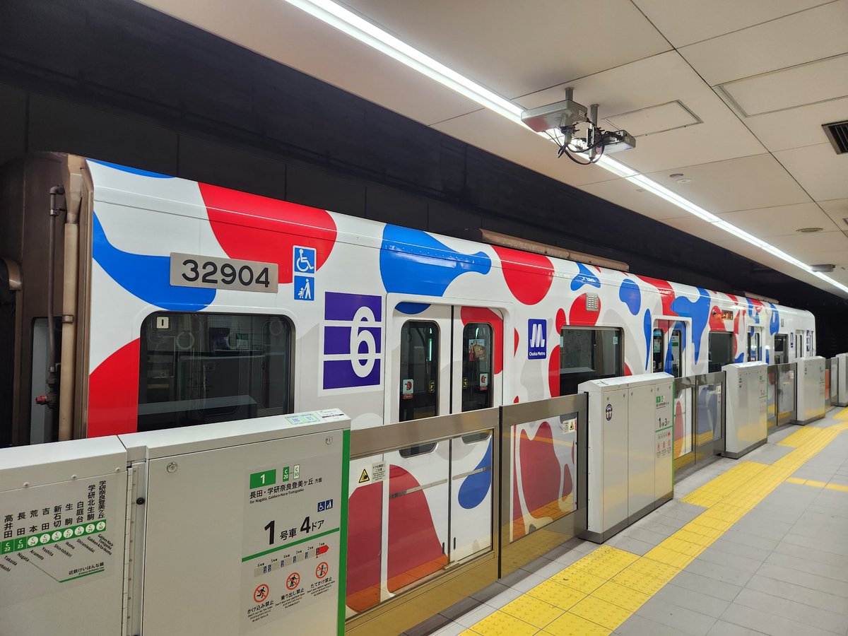 森ノ宮に谷町線用のミャクミャクラッピング車がおる