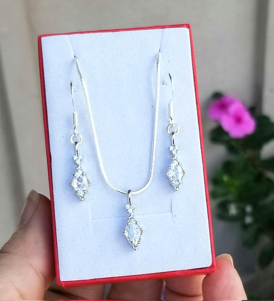 Sterling Silver White Sapphire Necklace and Earring Set

#jewelry #earrings #silverearrings #handmadejewelry #handmadeearrings #sapphires #sapphirejewelry #sapphireearrings #sapphirenecklace #jewelryset #christmas #ChristmasGift #ChristmasGiftIdeas 

simplychicbyangela.etsy.com/listing/187454…