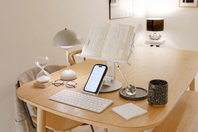 editor_hana's tweet image. 朝活の読書、挫折してしまったのでUIとUXの設計を適切に完了させたら大成功した。

・UI設計……ブックスタンドと、読書ノートをとるためのスマホスタンドと、キーボードを夜寝る前にもう設置しちゃう

・UX設計……テンションぶち上がるかわいいマグカップと読書灯を奮発して買う♡

マジで、最高。