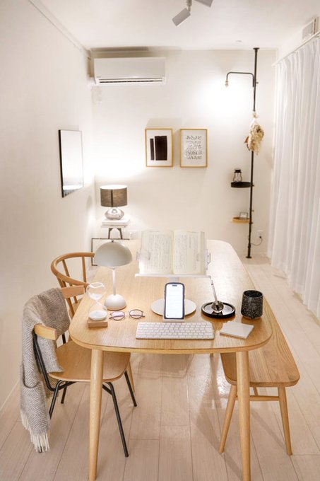 editor_hana's tweet image. 朝活の読書、挫折してしまったのでUIとUXの設計を適切に完了させたら大成功した。

・UI設計……ブックスタンドと、読書ノートをとるためのスマホスタンドと、キーボードを夜寝る前にもう設置しちゃう

・UX設計……テンションぶち上がるかわいいマグカップと読書灯を奮発して買う♡

マジで、最高。