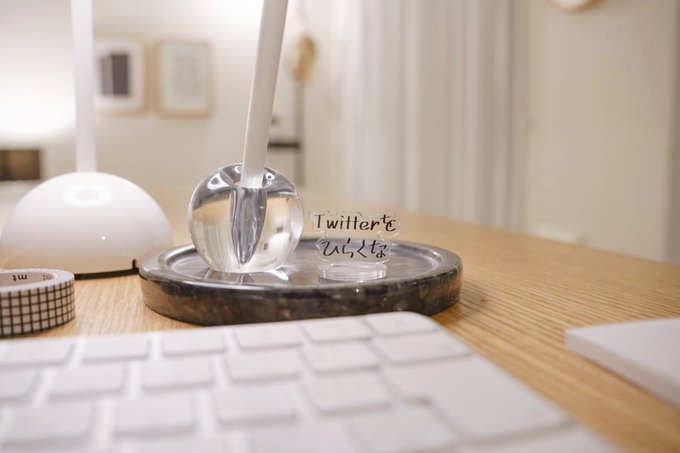 editor_hana's tweet image. 朝活の読書、挫折してしまったのでUIとUXの設計を適切に完了させたら大成功した。

・UI設計……ブックスタンドと、読書ノートをとるためのスマホスタンドと、キーボードを夜寝る前にもう設置しちゃう

・UX設計……テンションぶち上がるかわいいマグカップと読書灯を奮発して買う♡

マジで、最高。