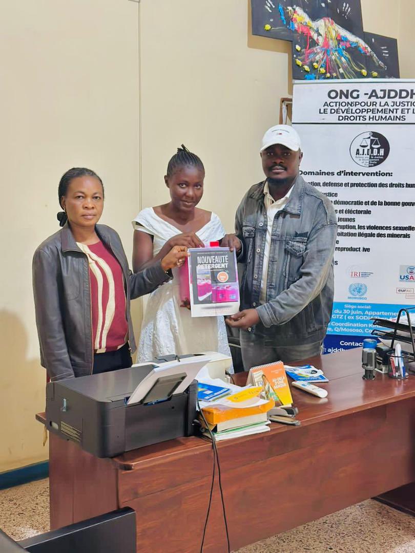 #Kisangani
Engagé dans la promotion de l’autonomisation Socio- professionnelle des jeunes, nous venons de passer un contrat de fourniture de détergeant de nettoyage de notre bureau avec Madame Maria Ngongo, initiatrice du service #MariaBopeto. 1/2.