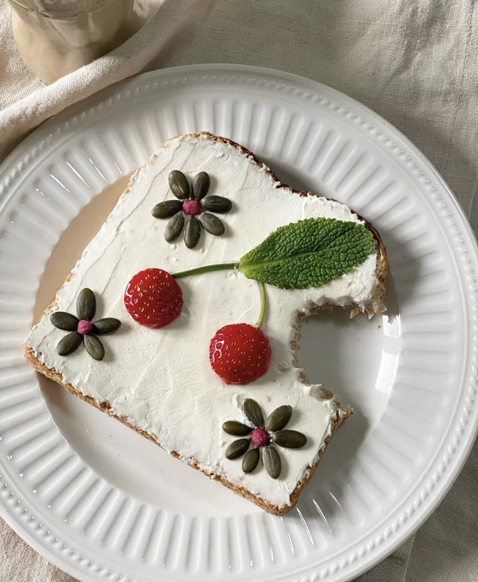 صباح الخير ☀️ 
صباح الأحد 📅، الاحد دايم ثقيييل مع انه بنظره اخرى مفتاح 🔑 لفرص جديده اسبوع جديد اعمال جديده دروس جديده 🌏❤️

- الله يكتب لي ولكم يوم سعيد وحياة سعيده وفُرص رائعه ننولها ونستحقها 🩵💫
#رابطة_المتكممين #حياة_صحيه #قادة_التحدي