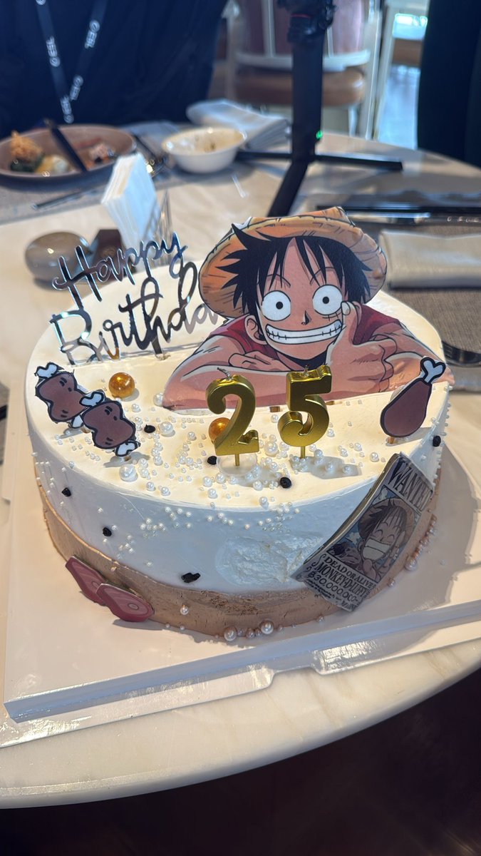 The GOAT of Counter-Strike is celebrating his birthday

Joyeux anniversaire <a href="/zywoo/">ZywOo</a> 💛🎂