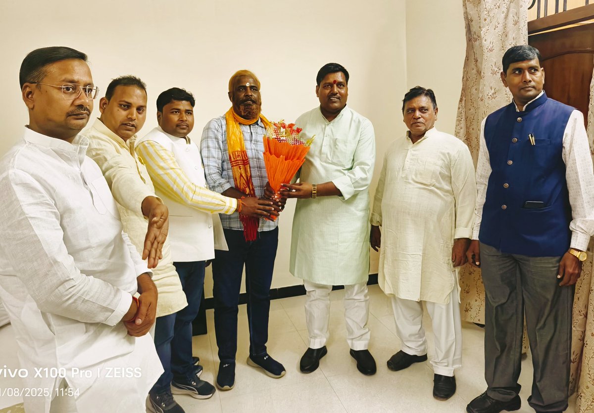 सर्किट हाउस, आज़मगढ़ में पिछड़ा वर्ग आयोग के सदस्य आदरणीय #RamaShankerSahu जी व समाज की सशक्त आवाज़ #ManojMusafir जी का हार्दिक स्वागत।
आदरणीय आनंद गुप्ता जी के नेतृत्व व सभी साथियों की उपस्थिति ने इस अवसर को विशेष बनाया।
आपका सानिध्य हम सबके लिए प्रेरणा है। 🙏
#Azamgarh