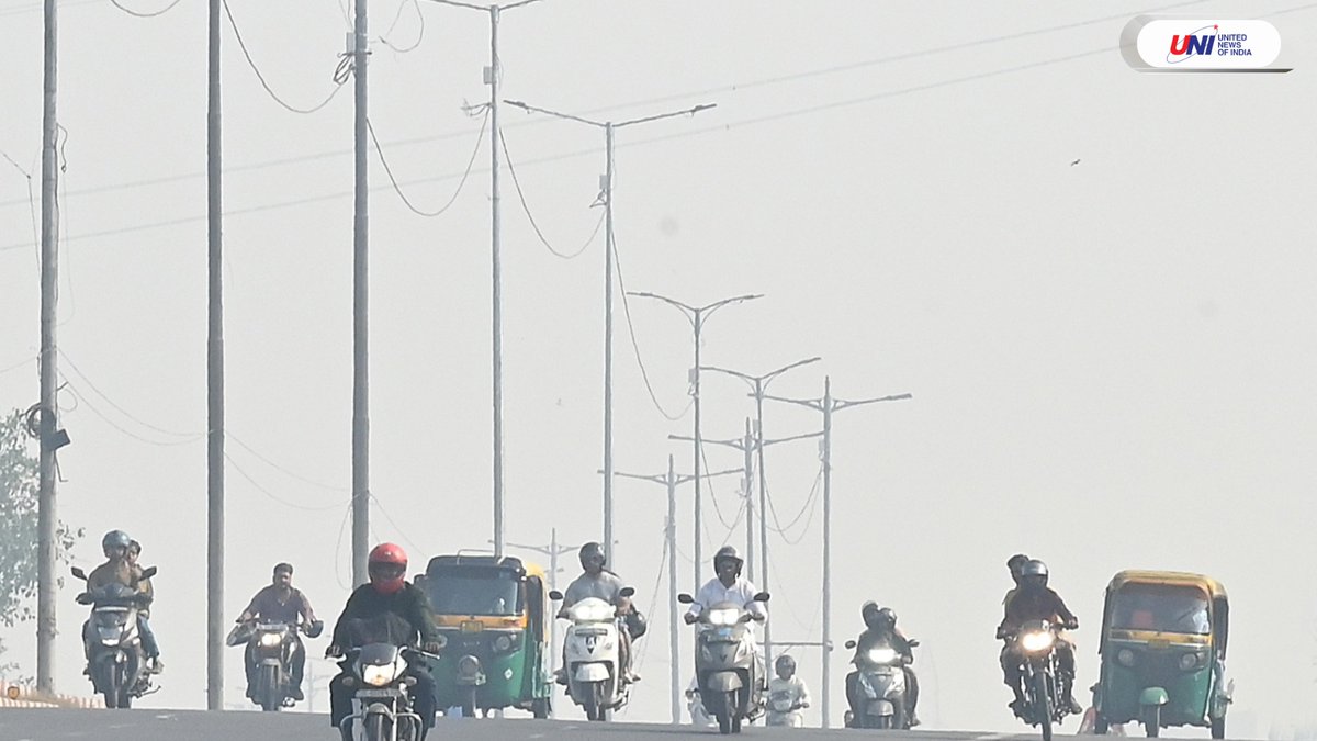 uniindianews's tweet photo. In Photos | Thick smog shrouds Delhi, reducing visibility as traffic moves through hazardous air.
📸: Ranjan Dimri / UNI
#Smog | #Delhi | #Pollution | #AirPollution | #PoorAir https://t.co/jtv2cbThO6