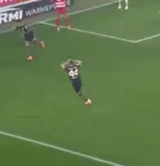 his reaction when he lost the pass
his reaction when he saw Diaz score a goal
😱😱😱