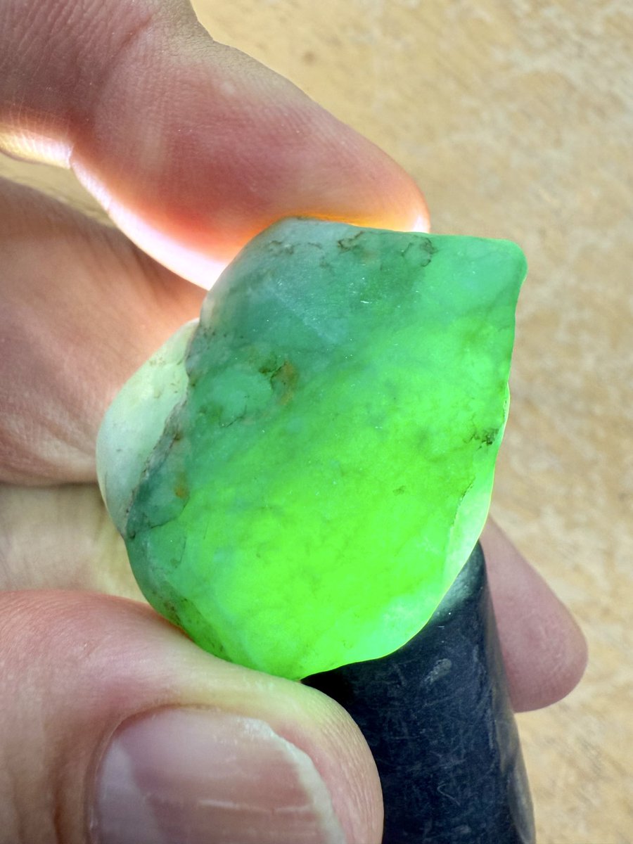 【超希少】糸魚川 緑翡翠 川石原石 緑発色◎高品質 393g ☆咲358☆ (@c3436809db5b4bb) / Posts / X