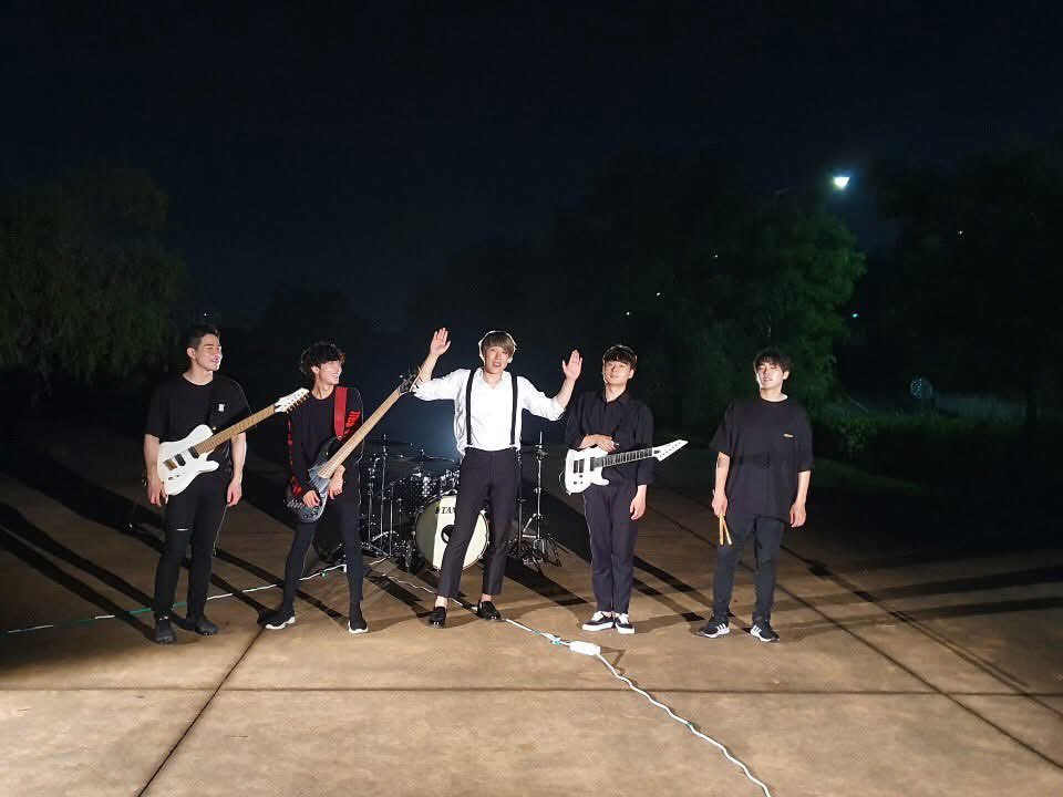 안녕하세요, Eighteen April 입니다.

항상 저희 음악을 사랑해 주시는 모든 분들께 감사의 말씀을 드립니다. 아쉽지만 중요한 소식을 전해드리려 합니다.

밴드의 음악적 방향성과 향후 활동 계획에 대한 논의 끝에, 보컬 Digital Kim 이 탈퇴하기로 결정하였습니다.

서로의 음악적 비전과 추구하는