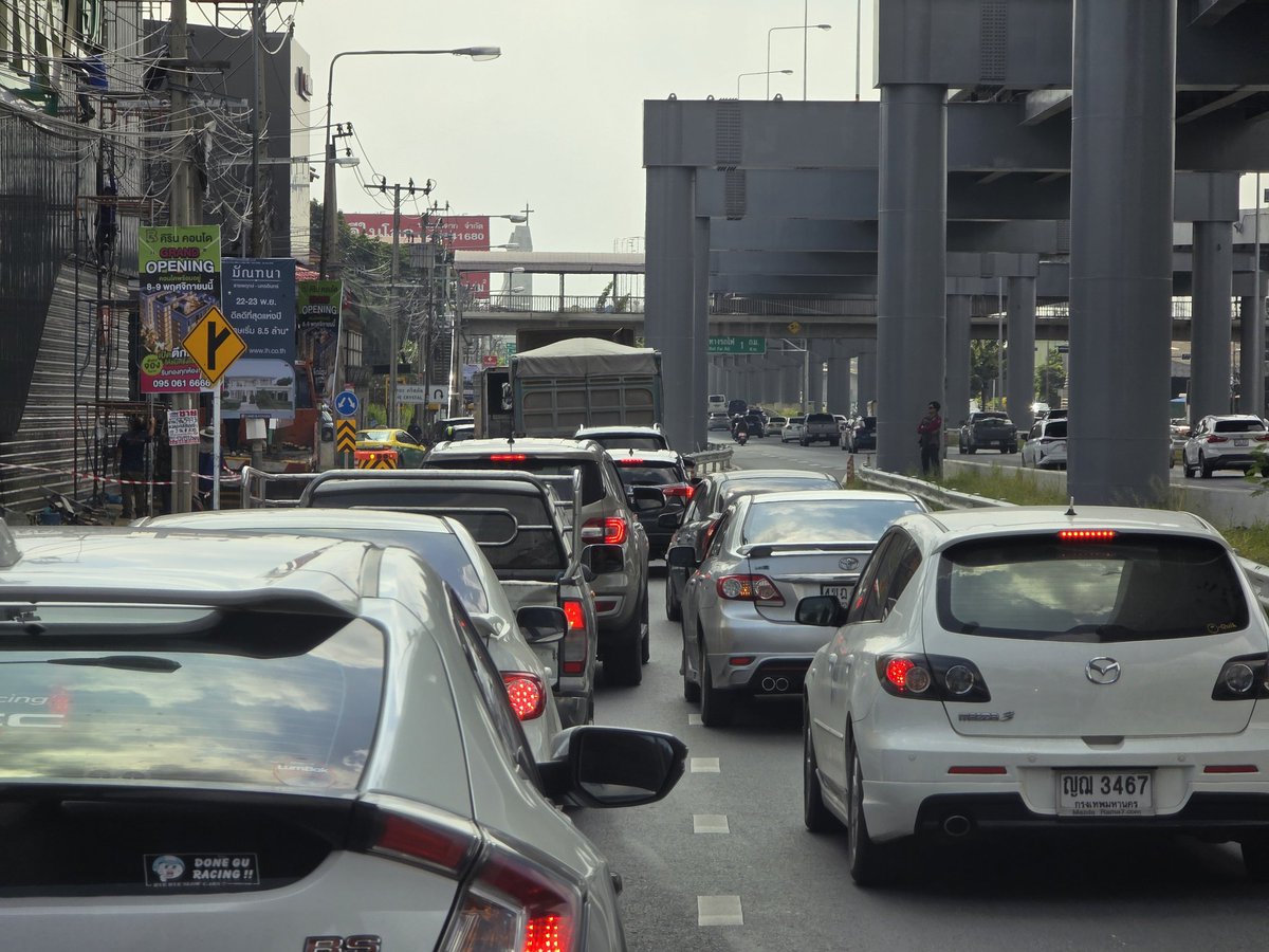 พวกมึงจะกลับรถ ทําไมไม่อยู่เลนกลับรถวะ สันดานมักง่ายมาก