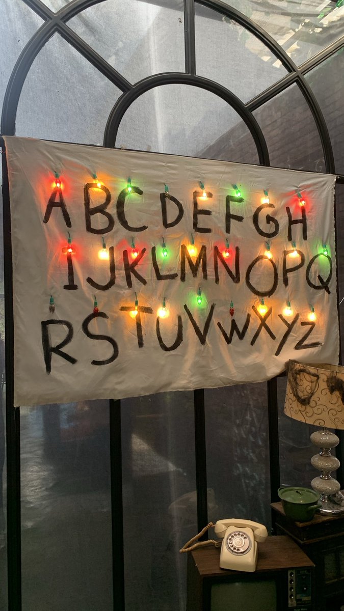 vanssainz's tweet photo. welcome to the upside down. 
gasabar pen cepet2 tgl 27!!!!!!!!😭😭 #StrangerThings #StrangerThings5 https://t.co/wXBhsxnhjL