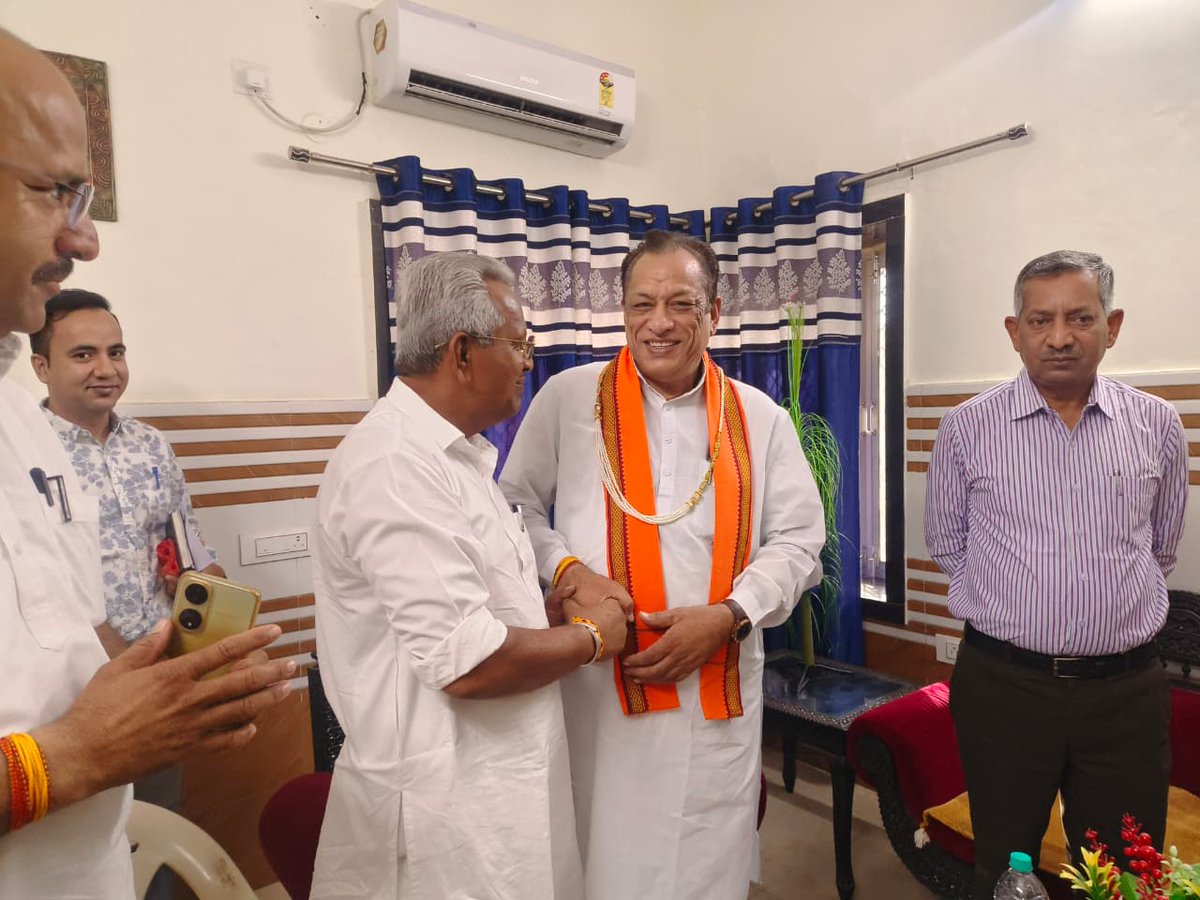 📍सर्किट हाउस, बाड़मेर

राजस्थान सरकार में कैबिनेट मंत्री व क्षेत्र के प्रभारी मंत्री माननीय श्री जोराराम जी कुमावत का बाड़मेर आगमन पर हार्दिक स्वागत किया। इस दौरान प्रदेश सरकार द्वारा जनहित में चलाई जा रही योजनाओं एवं विकास कार्यों को लेकर सार्थक चर्चा हुई।

<a href="/JoraramKumawat/">Joraram Kumawat</a>
#BJP