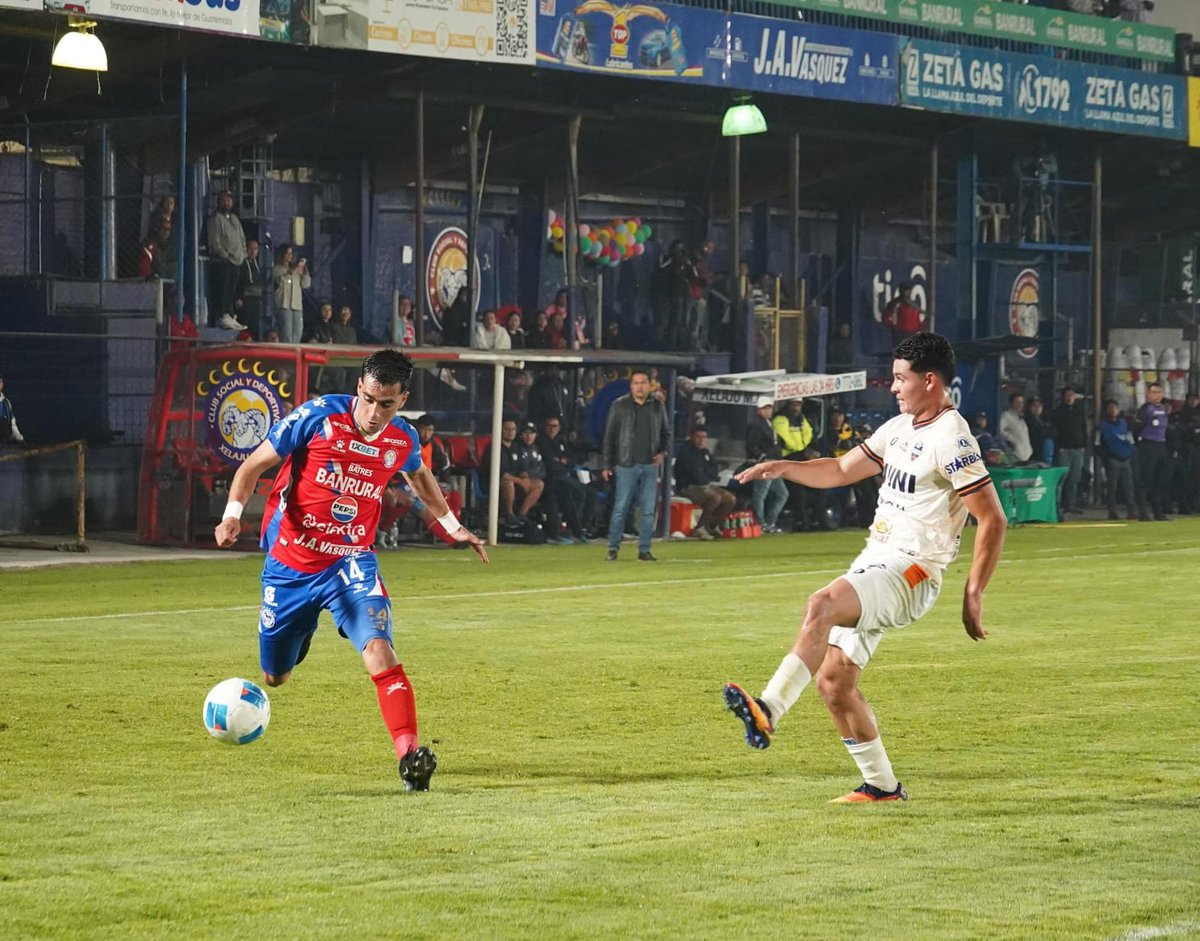 ranfetronick's tweet image. #LigaGuateBanrural 
#Apertura2025 
#Fecha19 

Fin del partido con un pésimo resultado jugando de local y expone su clasificación en la liga nacional los super chivos extraviaron la brújula.

#Xelajú 0 🐏 🆚 #Achuapa 0 🧅