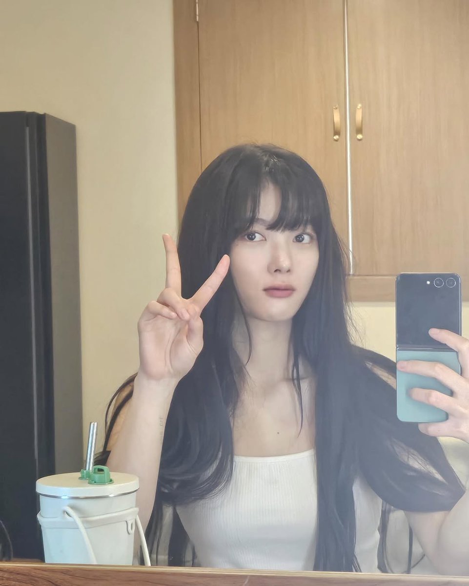 If she’s this gorgeous, I totally get why guys would risk it all for Baek Ahjin

#KimYooJung #KimYouJung #DearX