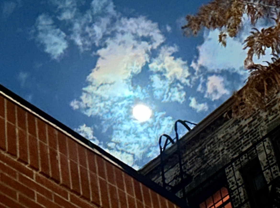 Exploring the city tonight and got this beautiful shot of the moon 😍