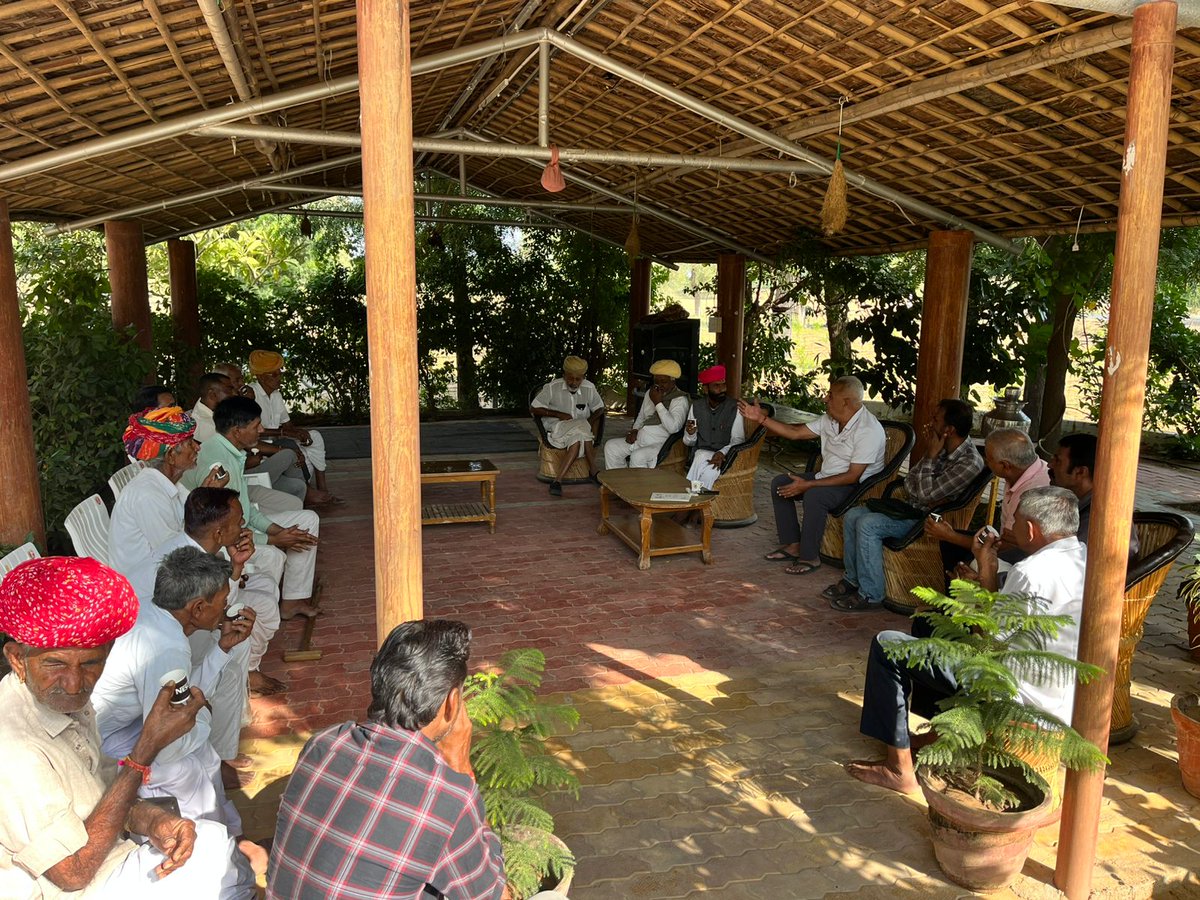 आज सिवाना निज निवास पर आयोजित जनसुनवाई कार्यक्रम में देवतुल्य जनता से आत्मीय भेंट की, उनकी समस्याओं को सुना तथा उनके निवारण हेतु संबंधित अधिकारियों को आवश्यक दिशा निर्देश दिए। 

<a href="/BhajanlalBjp/">Bhajanlal Sharma</a> <a href="/BJP4India/">BJP</a> <a href="/BJP4Rajasthan/">BJP Rajasthan</a>

#HameerSinghBhayal #Siwana #BJP4IND #BJP4Rajasthan