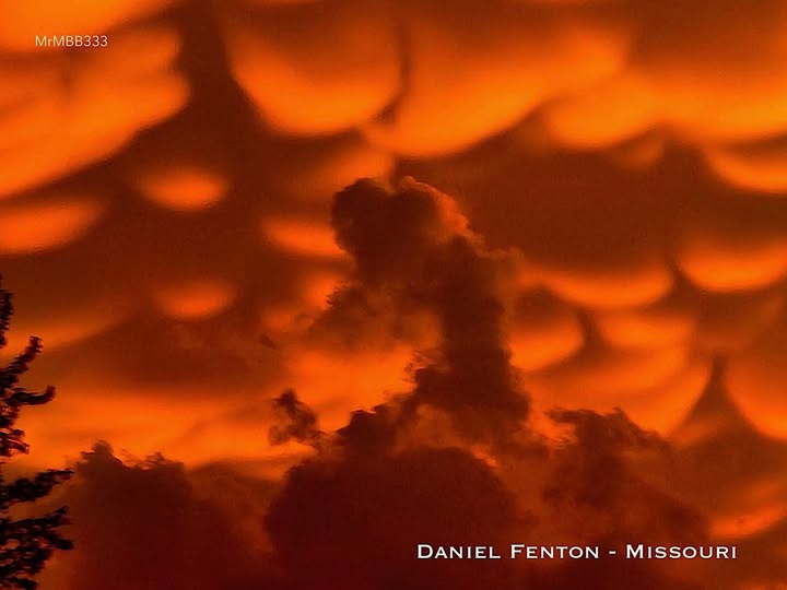 PaulGoldEagle's tweet photo. THE SKY TURNED INTO FIRE — layers of energy rippling above Missouri.
You can feel the atmosphere changing.
Mrmbb333
#MrMBB333 #SkyPhenomenon #EarthWatchman https://t.co/r1C2wto3Vu