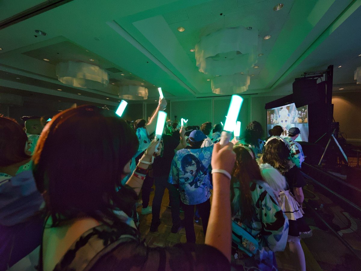 HeyItsSeymour's tweet photo. Of course I went to Mint's set at Idolfes. Of course it was incredibly hype. I didn't expect the CPR wota during her original song, that was clever. #USIF #USIF2025 #USIdolFes #ミント心霊写真 https://t.co/87g118ouwe