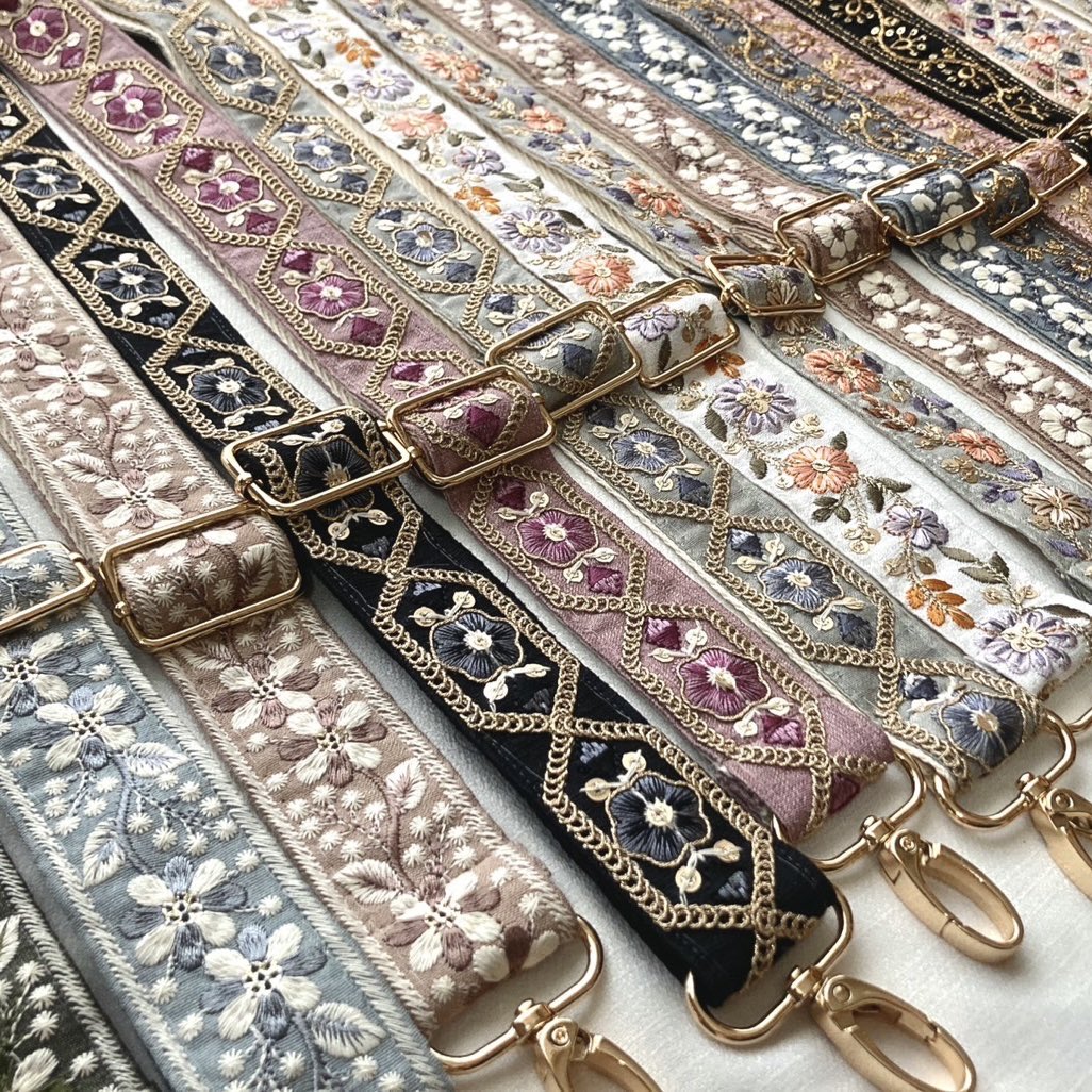 SewingCafeLUNA's tweet photo. デザフェス62

今回は4ブースをインド刺繍で埋め尽くします♪

がま口ブックカバー
アクセサリーポーチ
ジュエリーボックス
ショルダーベルト
ポーチ　バッグ

出展日　11月15日16日
出展名　SOLUNA SewingCafeLUNA 
ブース: 南4階　P42-46　
#デザフェス62リポスト
@designfesta https://t.co/G1uWt4vrPV