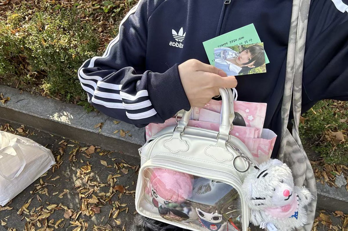 장소: zone 카드 수령处 맞은편
수령 조건: DM 구독 기록
한정 30명, 선착순

#이로하 #IROHA #イロハ #아일릿 #ILLIT