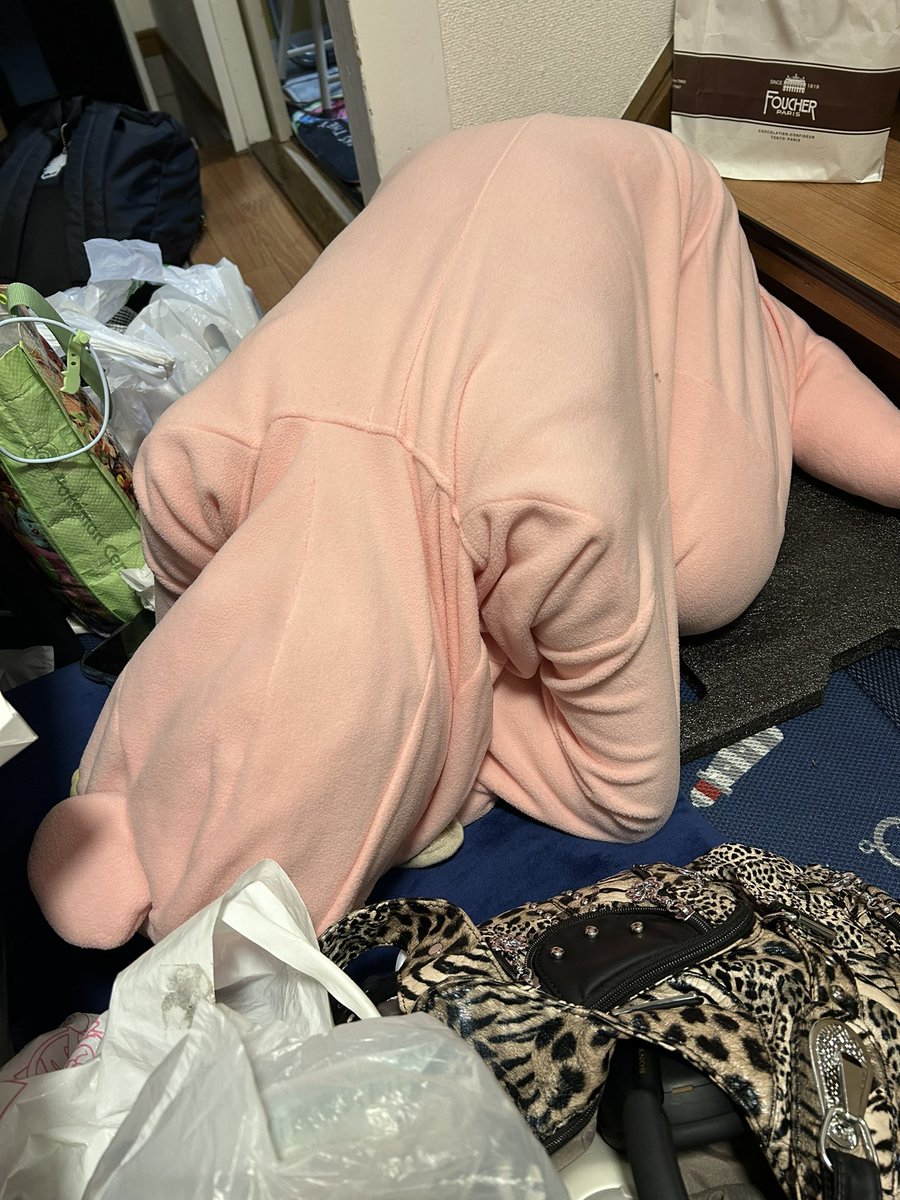 yukki_324_'s tweet image. 猫以外にごめん寝する人初めてみた
(午前6時の寝落ち)