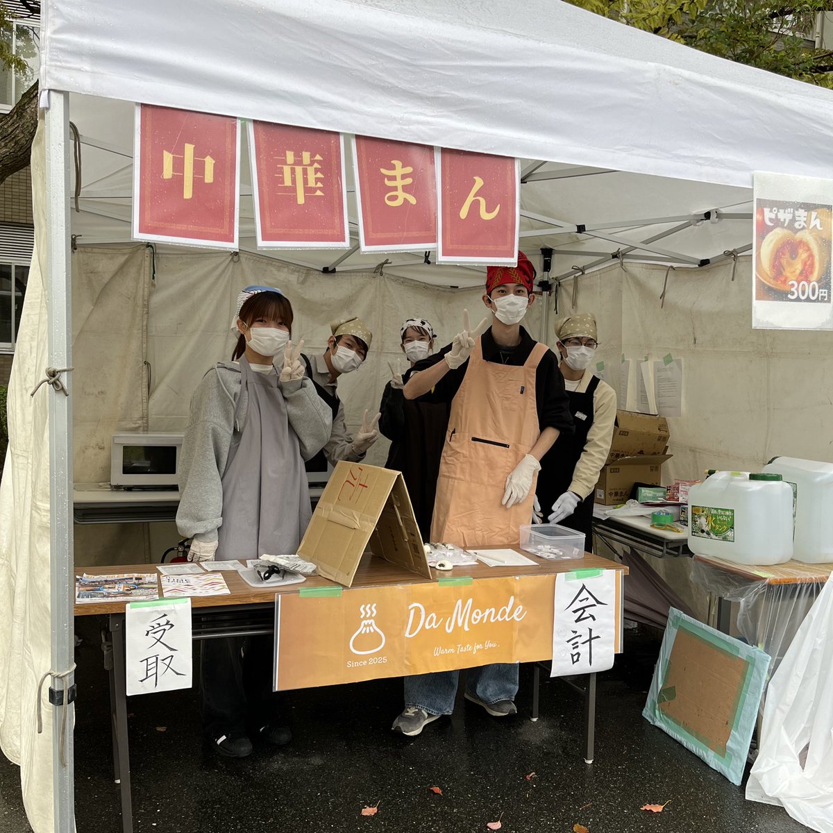 Cue_FM's tweet photo. 中華まん模擬店みなさんのおかげで完売致しました！
ご購入してくださった方々ありがとうございます！

10時間生放送は工学部6号館にてまだまだ行っているので、ぜひ来てください！ https://t.co/crgf0tA12o