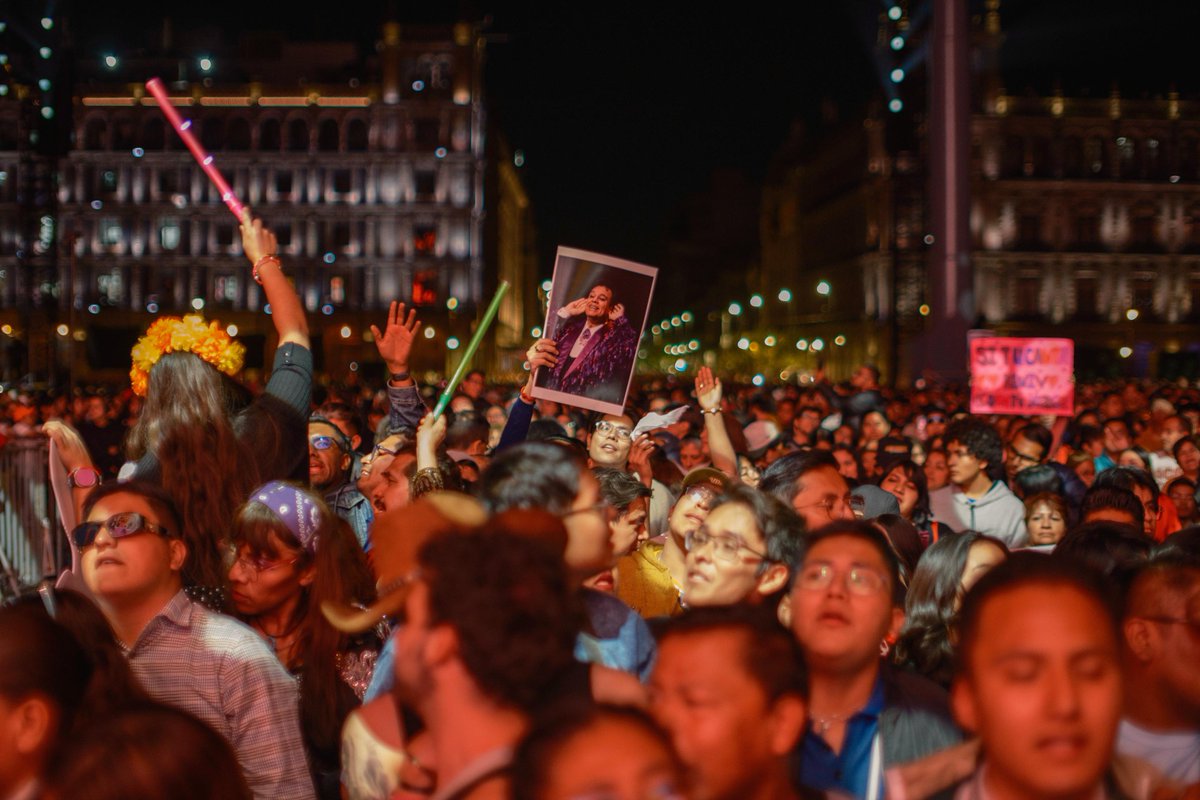 ClaraBrugadaM's tweet photo. 170 mil personas vivimos una noche inolvidable recordando a Juan Gabriel en el Palacio de Bellas Artes, gracias al apoyo de @NetflixLAT.

Bailamos, cantamos y celebramos juntas y juntos, porque en la #CapitalDeLaTransformación la cultura es un derecho y se vive en el espacio público, abierta para todas y todos.